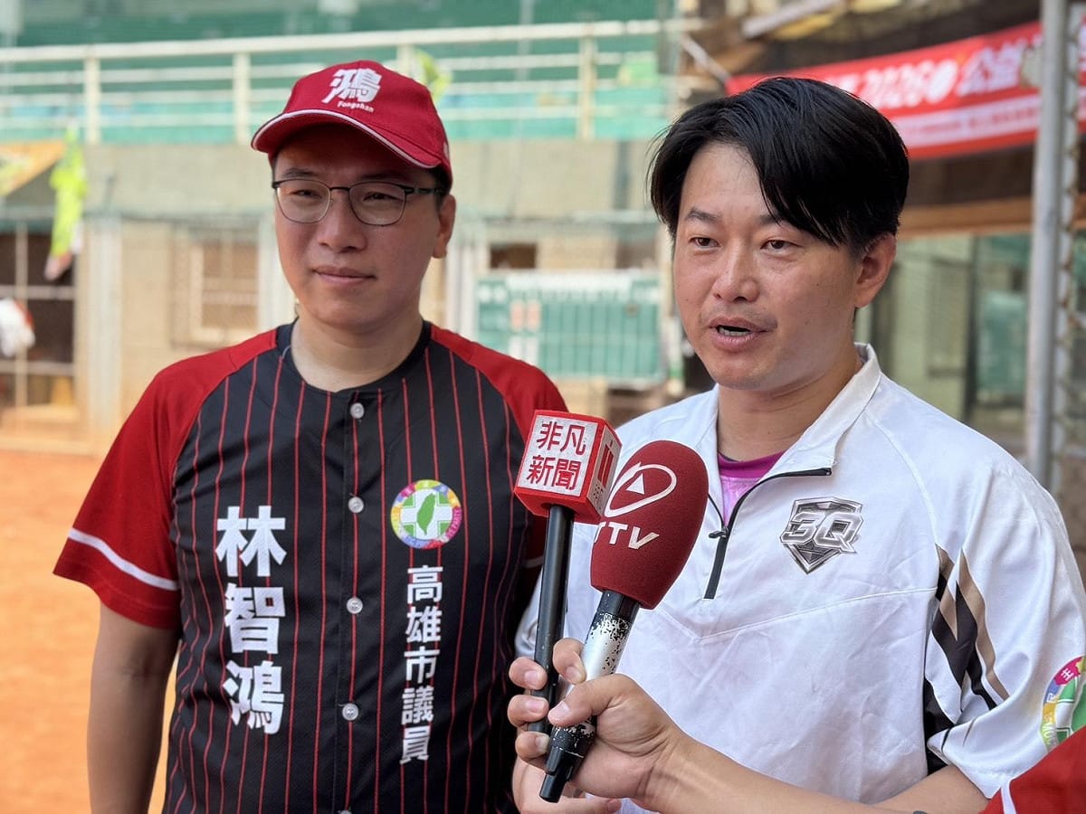 林智鴻(左)邀陳柏惟(右)再次參與公益壘球賽。 圖：林智鴻服務處／提供