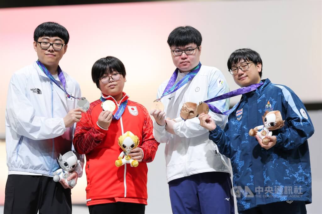 名古屋亞運電競「魔法氣泡」26日在名古屋舉行，台灣好手郭子昂（右2）於4強以3比10不敵韓國選手姜東信，拿下銅牌，賽後與奪下金牌的年僅11歲日本神童栗原悠輝（左2）等人一同合影留念。中央社記者翁睿坤名古屋攝 115年9月26日