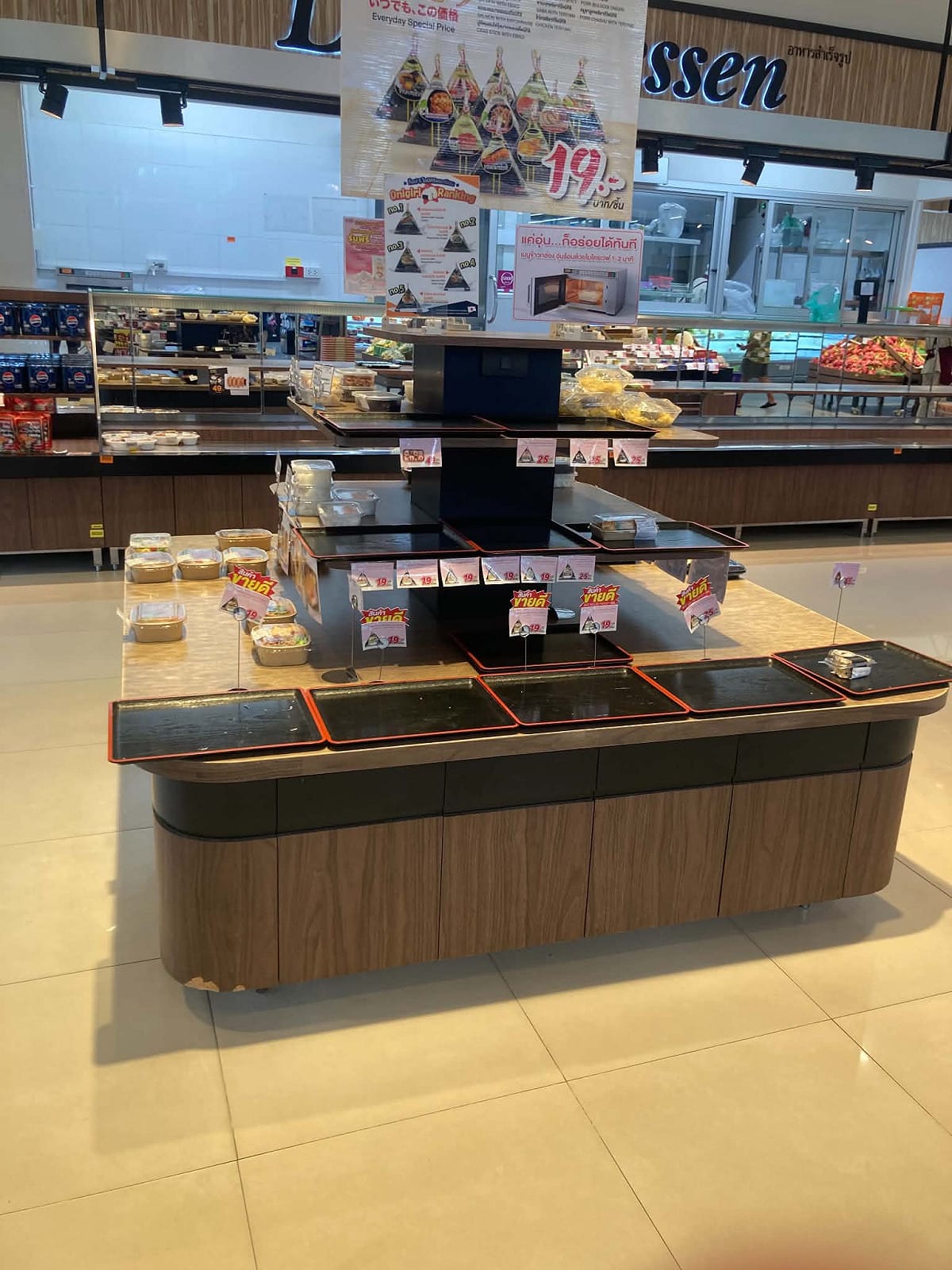 曼谷民眾湧入量販店搶購物資，賣場架上的貨物被搶購一空。 圖：翻攝自 Ｘ @ThaiEnquirer