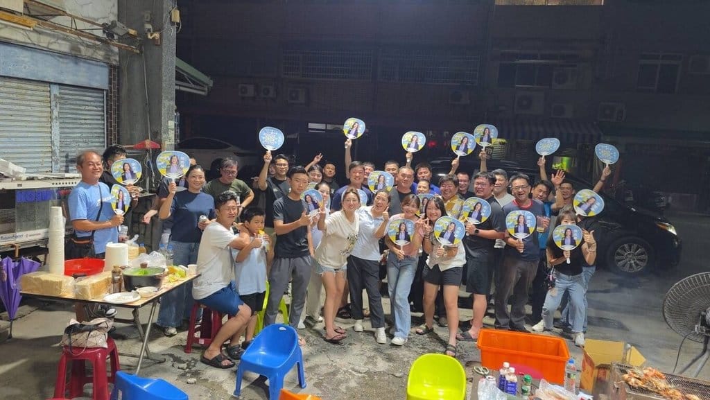 中秋暨教師節連假開跑，國民黨台東縣長參選人吳秀華（前右3）近日掃街拜票時遇上民眾烤肉，贈送的扇子也變成了「生火神器」，廣受歡迎。 圖：吳秀華服務處提供