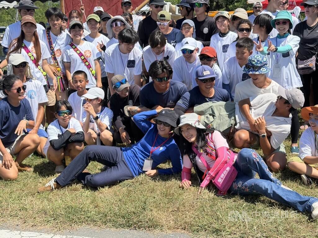 民進黨台東縣長參選人陳瑩（前右）26日舉辦親子自由探索日，親自說故事給小朋友聽，台東縣長饒慶鈴（前右2）也到場參加。 圖：中央社提供