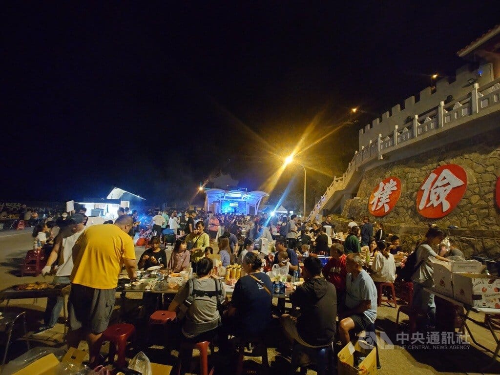 迎接中秋佳節，連江縣東引鄉公所提前在24日晚間舉辦一年一度的秋節月光派對，民眾齊聚在東引中柱門前廣場烤肉，氣氛熱鬧。 圖：中央社提供