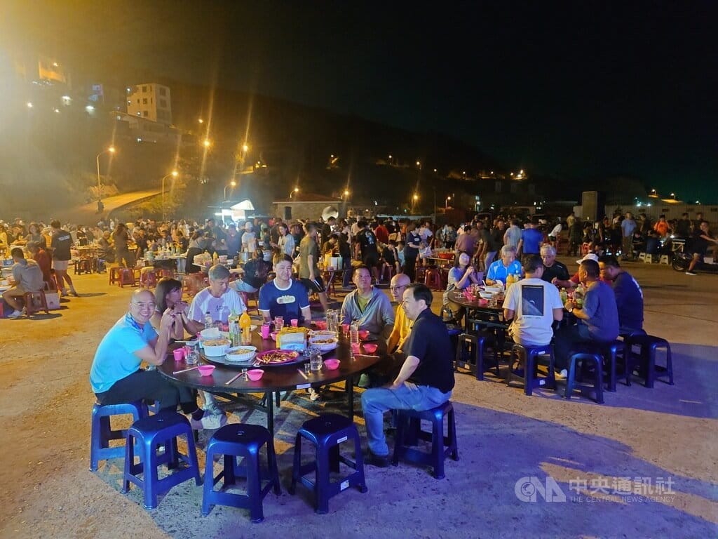 喜迎佳節，連江縣東引鄉公所今年選在24日晚間舉辦秋節月光派對，吸引民眾到東引中柱門前廣場烤肉同樂，也邀請島上駐軍、海巡等單位共襄盛舉，展現軍民一家精神。 圖：中央社提供