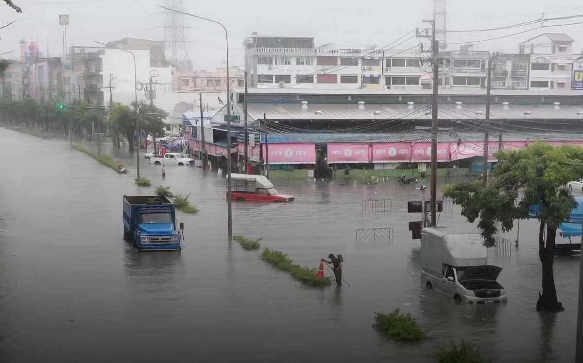 泰國曼谷暴雨災情擴大！50行政區全列災區、民眾恐慌湧現搶購潮