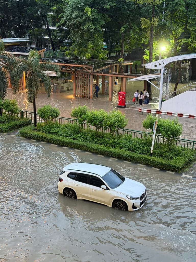 泰國曼谷持續豪雨，多處道路嚴重積水，有轎車涉水而行，積水已淹至半個車輪。（民眾提供）