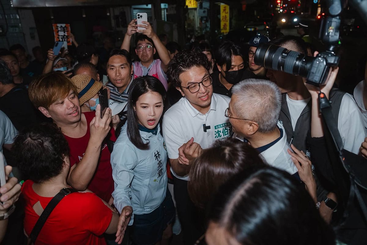 沈伯洋逐桌敬酒獲得熱烈歡迎。 圖：翻攝自林亮君臉書
