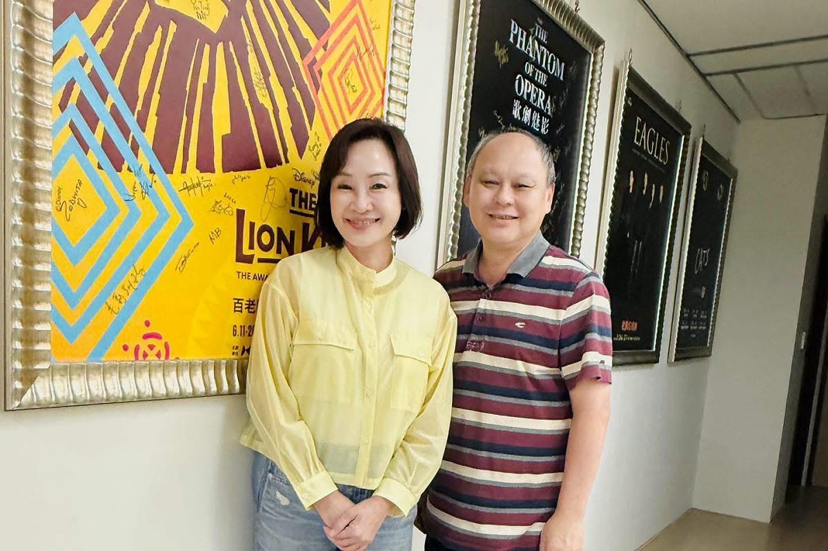 柯志恩(左)向林建寰(右)請益高雄下一階段演唱會經濟。 圖：柯志恩競辦／提供
