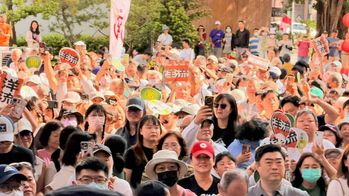 現場擠滿支持者爭相拍下沈伯洋的畫面。 圖：謝志忠/提供