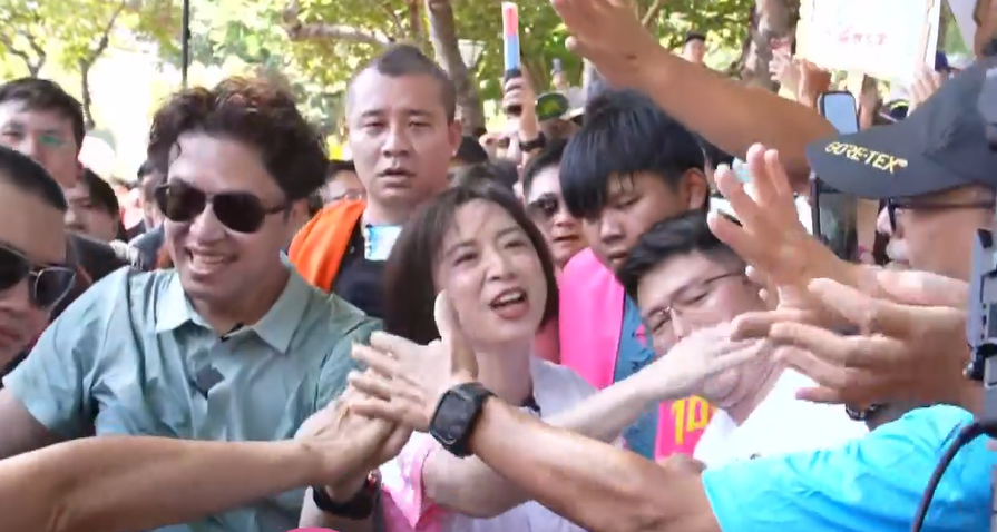 沈伯洋南下台中合體同黨台中市長候選人何欣純，兩人在西區展開「台中文化散步」城市走讀；現場湧入萬人夾道簇擁。 圖：取自何欣純臉書直播