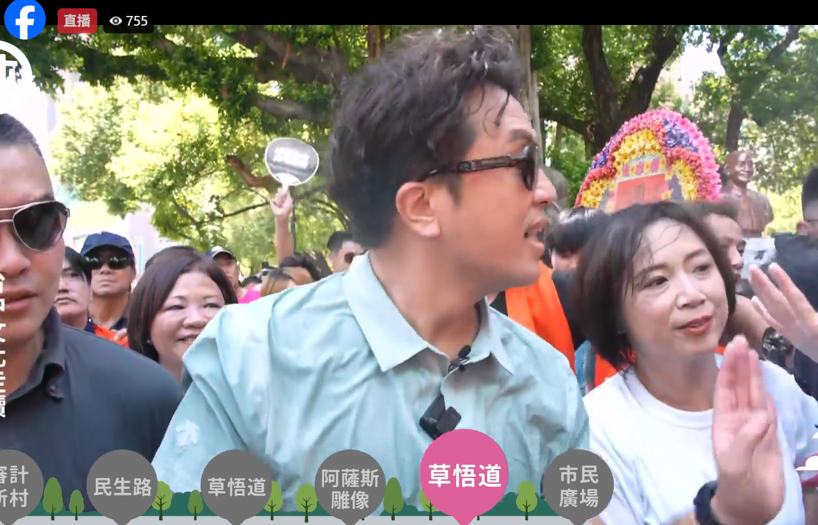 沈伯洋南下台中合體同黨台中市長候選人何欣純，兩人在西區展開「台中文化散步」城市走讀；現場湧入萬人夾道簇擁。 圖：取自何欣純臉書直播