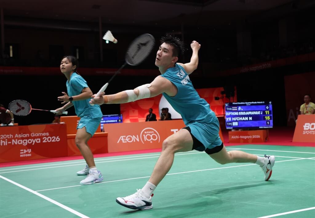 葉宏蔚（前）、詹又蓁（後）防守到位輪轉也快，27日8強比賽後段逐漸拉開差距，順利直落2過關。（代表團提供）