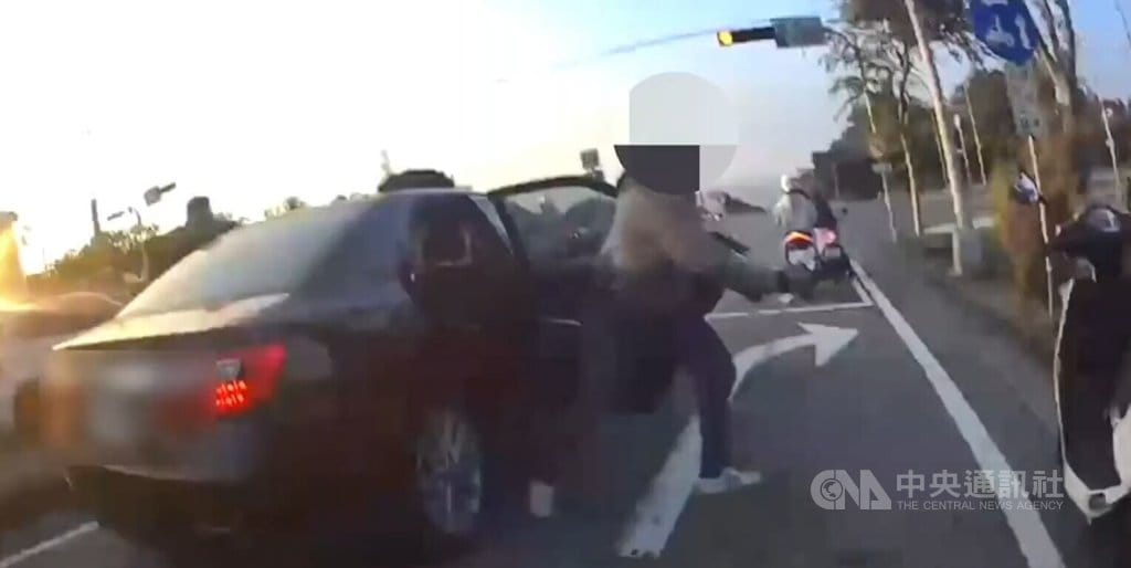 台中警方26日發現龍井區1輛小客車後座乘客未繫安全帶上前盤查，越南籍武姓駕駛不願停車，員警破窗時，車上乘客突下車四散逃逸，警方將持續追查。（翻攝照片）中央社記者蘇木春傳真　115年9月27日