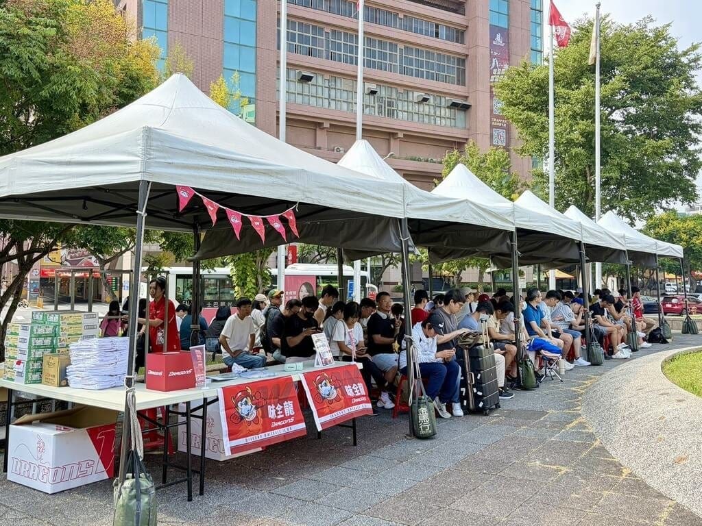 中華職棒味全龍隊26日在天母棒球場舉辦公益捐血活動，號召球迷與民眾響應，共募集365袋血液、總捐血量9萬1250c.c.。（味全龍隊提供）中央社記者蘇志畬傳真　115年9月27日