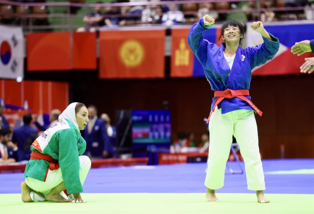 王品淳（右）27日在克拉術女子57公斤級8強賽勝出。（代表團提供）
