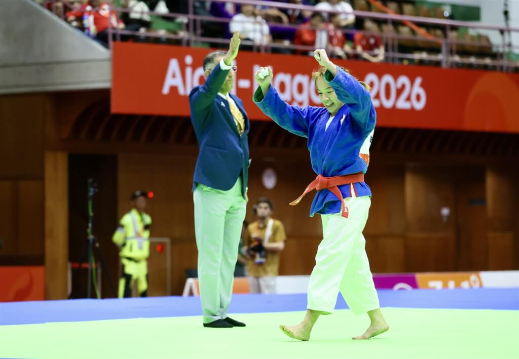 李宛庭（前）27日在克拉術女子57公斤級8強賽勝出。（代表團提供）