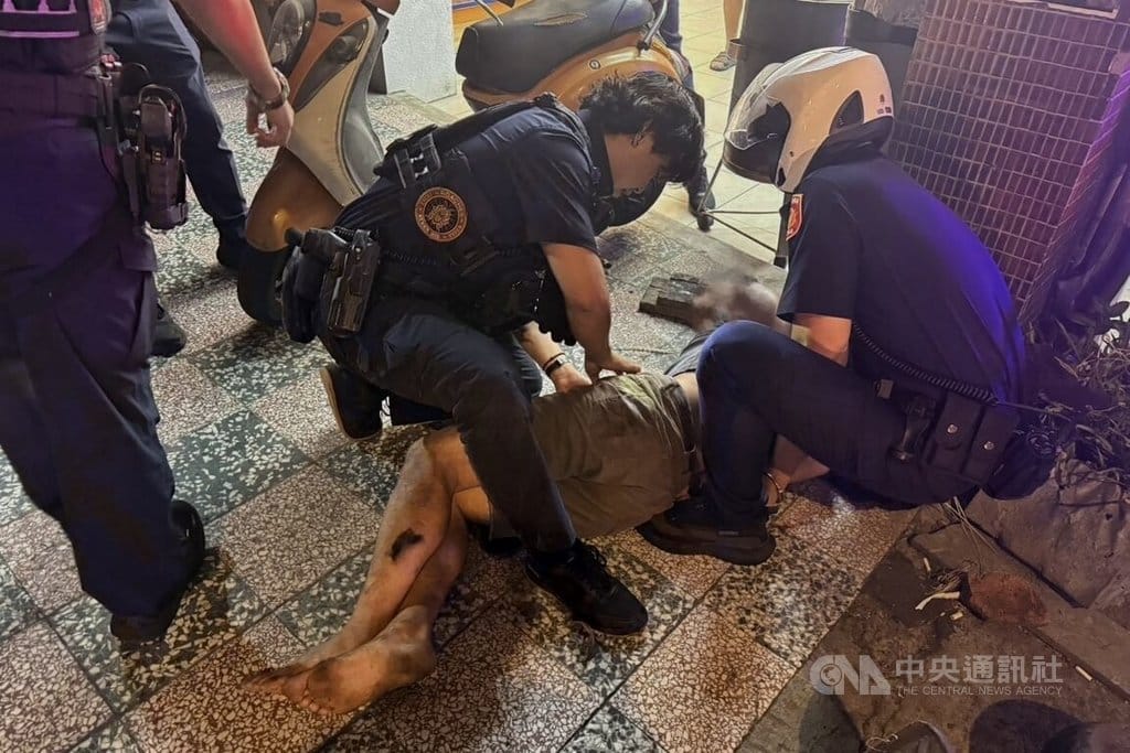 桃園市警局桃園分局表示，武陵派出所員警26日晚間巡邏時，在復興路發現姜男神情恍惚，主動上前關懷，但姜男神色緊張、答非所問且不時張望，隨後突然拔腿逃逸，員警追捕後當場查獲安非他命送辦。（翻攝照片）中央社記者吳睿騏桃園傳真　115年9月27日