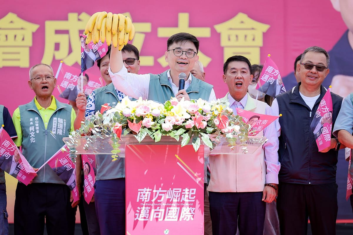 賴瑞隆(中)在「旗山後援會暨大旗美地區後援會」成立大會上高舉地方特產旗山。 圖：賴瑞隆競辦／提供
