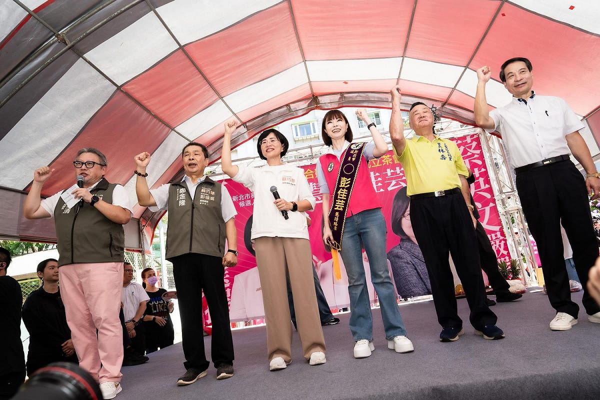 蘇巧慧大讚彭佳芸過去從主播台走入地方、從媒體人轉身成為民意代表，不僅問政專業，更能以女性及母親的視角，看見家庭生活中的實際需求，是「專業、溫暖的議員典範」。 圖：蘇巧慧競總提供