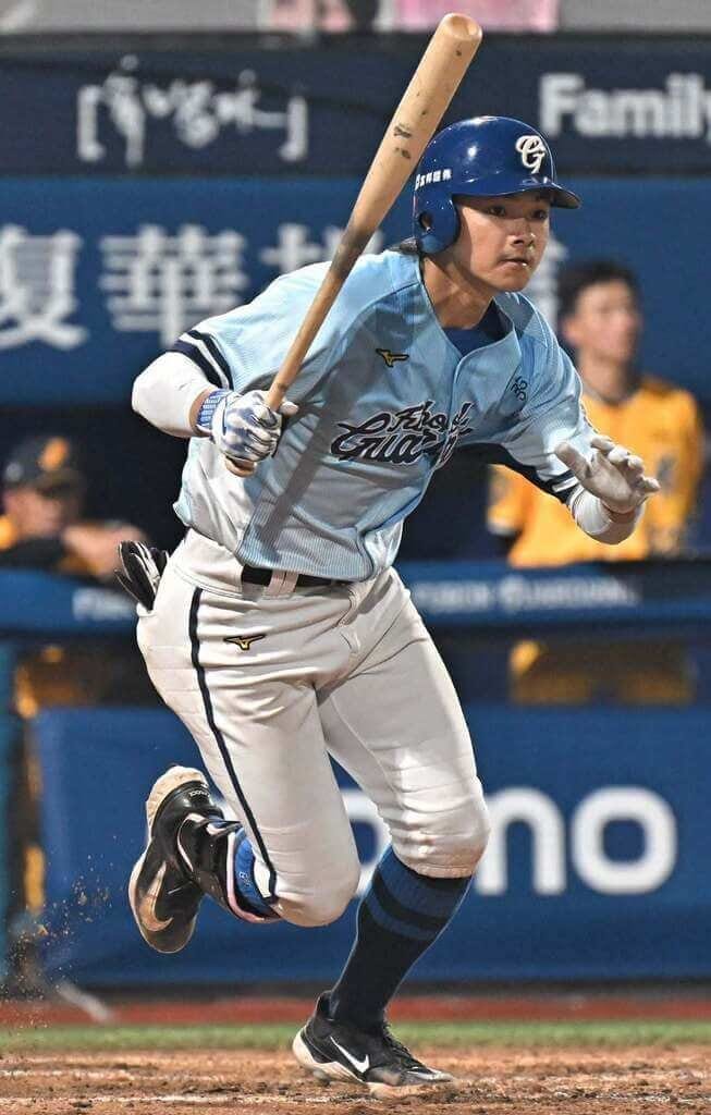 中華職棒富邦悍將隊二壘手林澤彬（圖）26日在新莊棒球場出賽，單場5打數敲3安打，賽後滿足打席數條件，以3成30打擊率空降聯盟打擊王。（富邦悍將隊提供）中央社記者蘇志畬傳真　115年9月27日