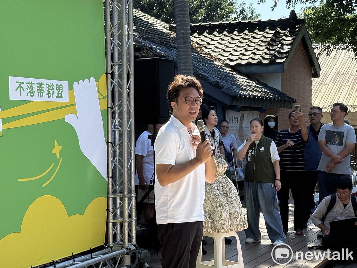 民進黨台北市長參選人沈伯洋今出席「台北兒少行動 不落蒂聯盟x衣衣不捨小隊聯合倡議」活動，現場撿煙蒂。 圖：周煊惠 / 攝
