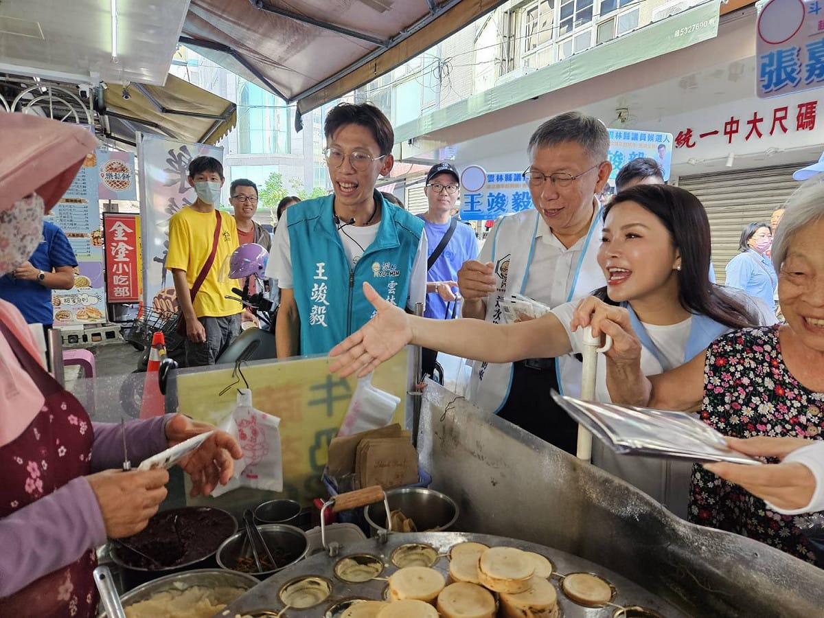 國民黨雲林縣長參選人張嘉郡、民眾黨創黨主席柯文哲與無黨籍雲林縣議員參選人王竣毅到西市場掃街拜票。 圖：民眾黨 / 提供
