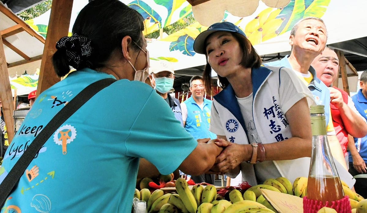 柯志恩和攤商一邊握手一邊稱讚「你們種的香蕉有夠水！」 圖：孫家銘／翻攝