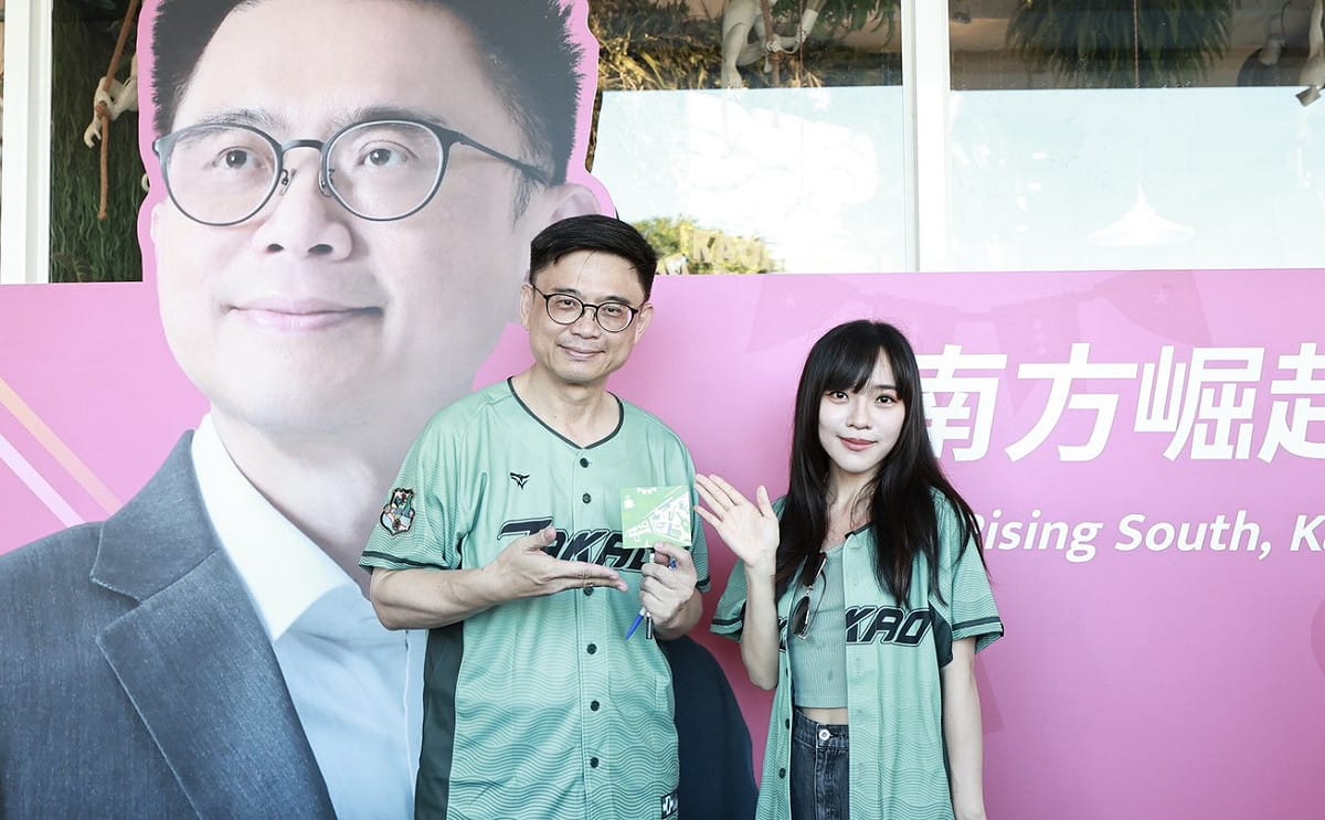 賴瑞隆(左)感謝黃捷(右)讓民進黨的40週年，以更年輕、更有創意的方式與新世代對話。 圖：民進黨高雄市黨部／提供