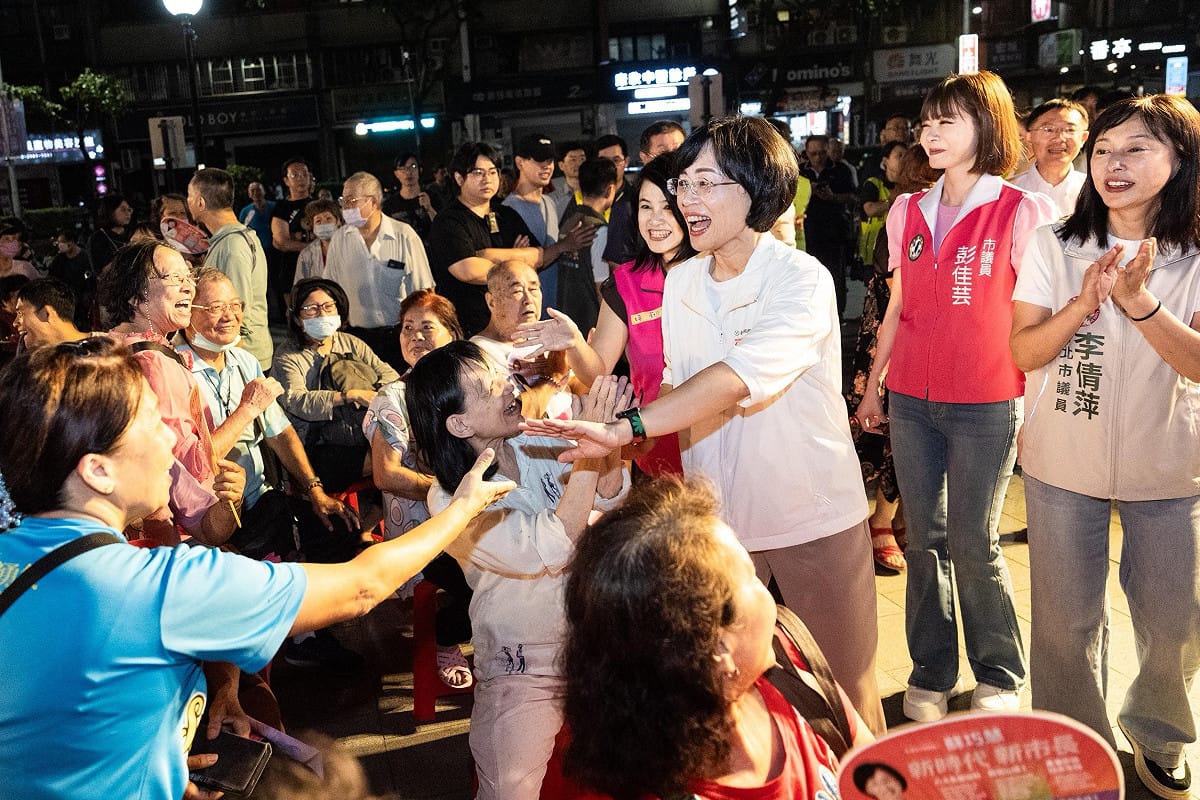 蘇巧慧一到場，便有支持者搶著與她合影、索取簽名，蘇巧慧來者不拒，更前往後台為劇團加油打氣，現場氣氛相當溫馨熱烈。 圖：蘇巧慧競總提供