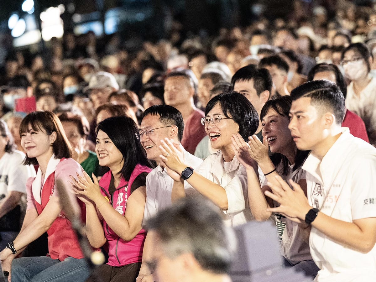 蘇巧慧和超過3000位前來觀賞歌仔戲演出的民眾同歡。 圖：蘇巧慧競總提供
