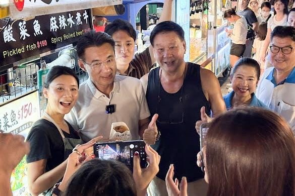 江啟臣逛大慶夜市受到市民歡迎。 圖：江啟臣競辦/提供