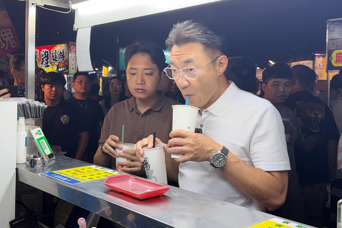 江啟臣一路吃喝不停。 圖：江啟臣競辦/提供