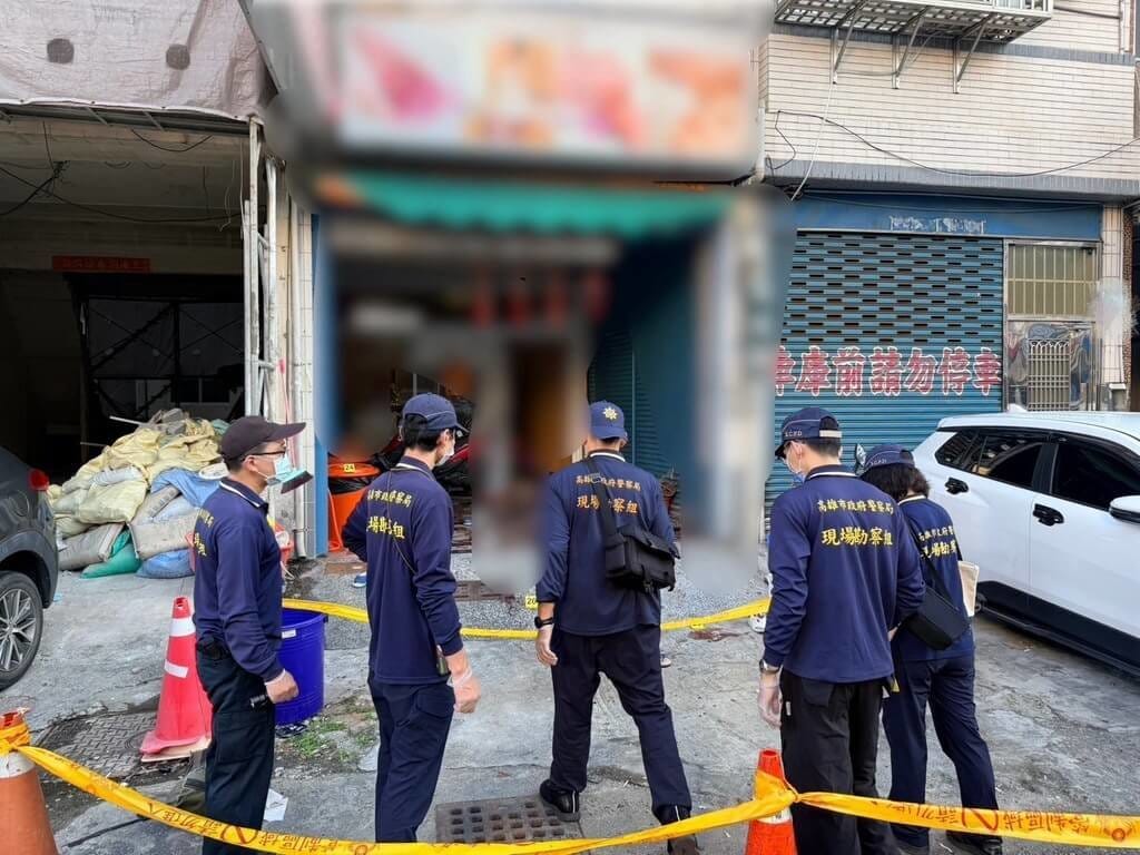 高雄市鳳山區28日凌晨發生多人衝突，造成3人受傷，其中1人不治。警方獲報後組成專案小組擴大追查，全案朝殺人等罪嫌偵辦。圖為警方派員到場採證。（高雄市政府警察局鳳山分局提供）中央社記者張已亷傳真　115年9月28日