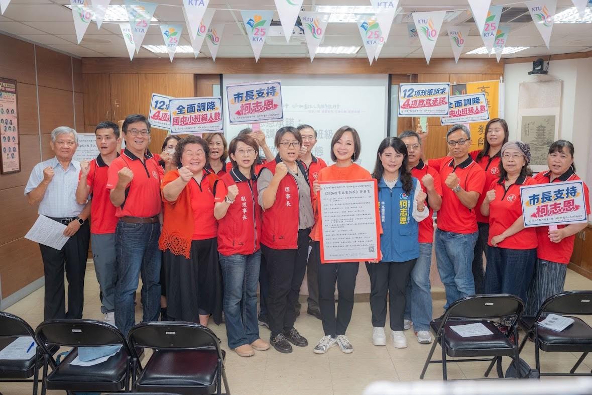 柯志恩(中)感謝高雄市教師職業工會唯一推薦她為高雄市長。 圖：柯志恩競辦／提供