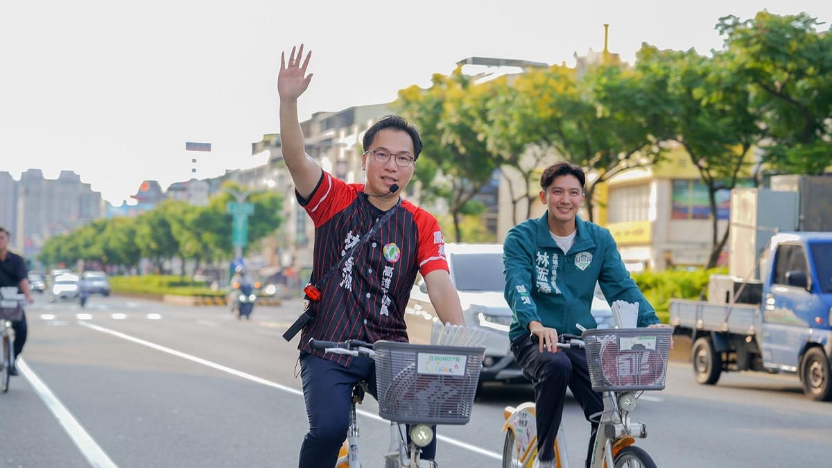 小港區明孝里長林浤澤(右)跨區騎Youbike相挺鳳山區市議員林智鴻(右)。 圖：林智鴻服務處／提供
