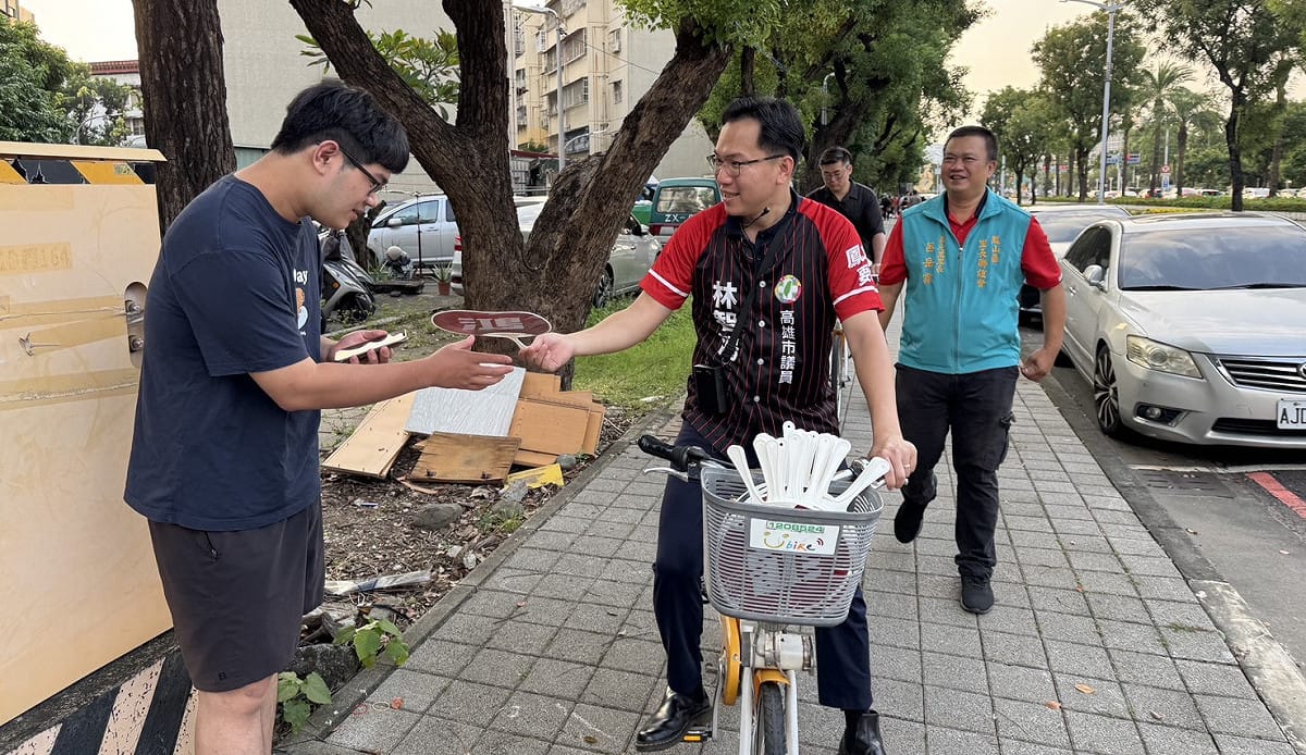 林智鴻(中)腳踏車掃街，鳳山區國光里長呂岳霖(右)徒步陪同。 圖：林智鴻服務處／提供