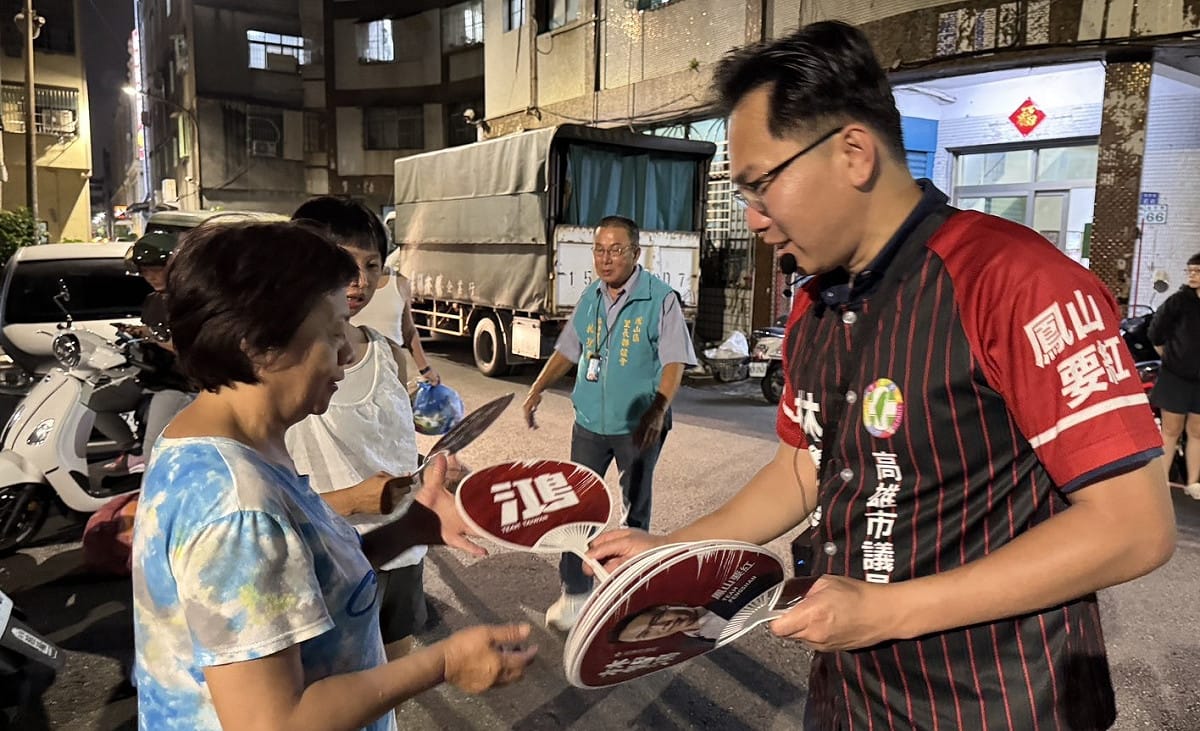 林智鴻(右一)「小黃單車，追大黃垃圾車」，向沿街倒垃圾民眾拜票，鳳山區福祥里長施聖俊(右二)陪同。 圖：林智鴻服務處／提供