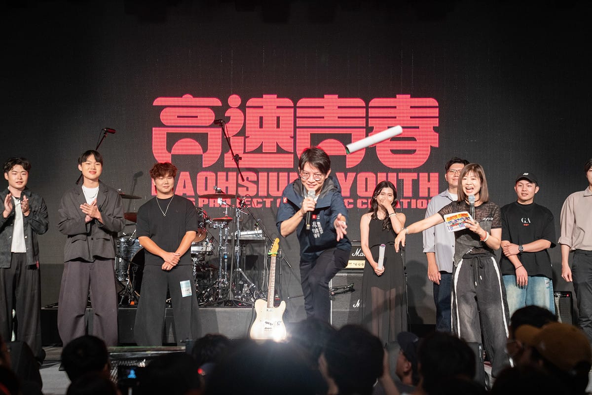 林楷軒(中)出席「2026高速青春音樂展演」，除登台互動，更拋送樂團簽名海報與樂迷同樂。 圖：高雄市青年局／提供