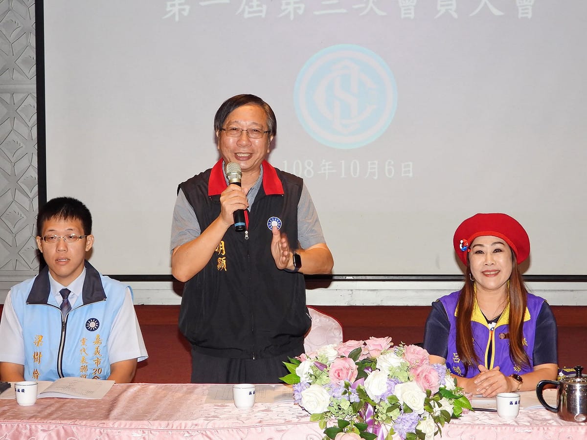 國民黨嘉義縣、市黨部主委蔡明顯今日出席張啟楷競總成立大會，卻在台上突然昏倒摔落，隨即緊急送醫。 圖：翻攝自蔡明顯臉書