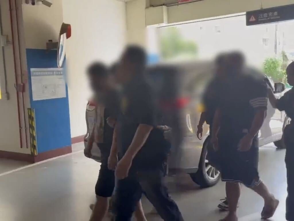 李姓男子與友人28日凌晨在高雄市鳳山區一間歇業養生館，疑因債務問題與人發生衝突，3人均受傷，其中李男傷重不治。警方初步掌握4人涉案，目前拘提3名犯嫌到案，尚有1人在逃。（高雄市政府警察局鳳山分局提供）中央社記者張已亷傳真　115年9月28日