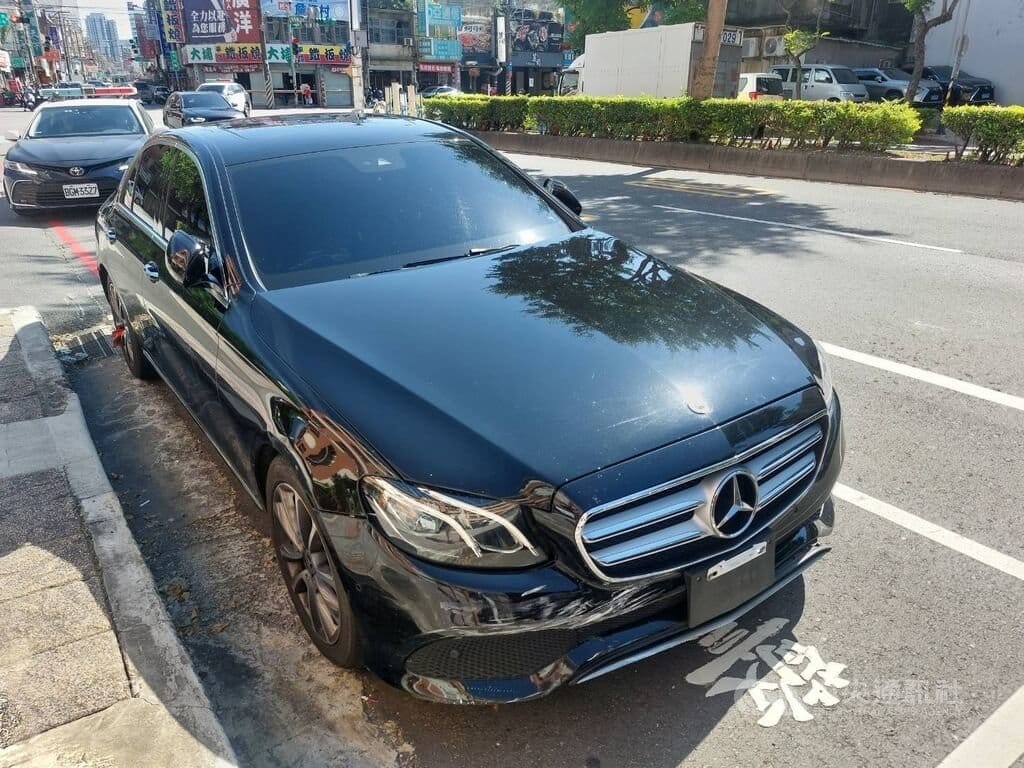 桃園市警察局桃園分局表示，埔子派出所員警28日凌晨巡經桃園區力行路時，示意一行車不穩黑色自小客車停車盤查，駕駛卻突然衝撞巡邏車逃逸，警方為避免發生事故放棄近距離追逐，後續在龍祥街發現遭棄置自小客車。警方已通知車主到案說明，並鎖定駕駛黃姓男子。（翻攝照片）中央社記者吳睿騏桃園傳真　115年9月28日
