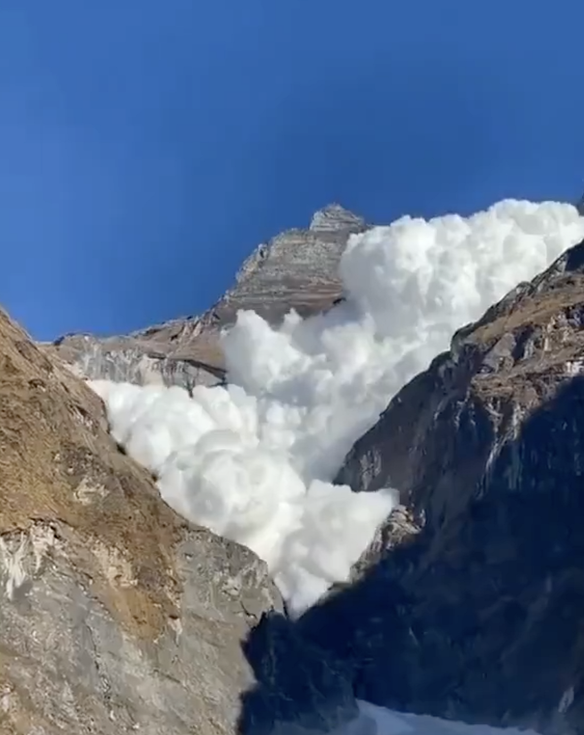 尼泊爾境內海拔 7126 公尺的希姆隆峰基地營週日清晨發生嚴重雪崩，造成至少 2 名嚮導不幸喪生，另有 14 名探險隊營地工作人員失蹤。 圖：翻攝自 Ｘ @ngosugartp