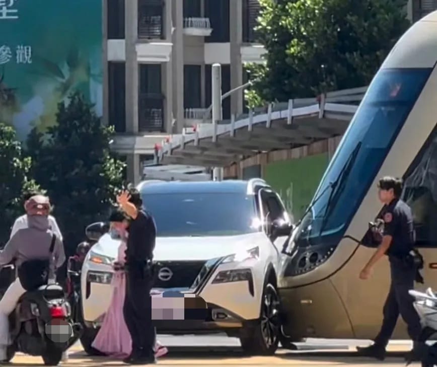 淡海輕軌發生擦撞事故，民眾駕車未依燈號左轉釀禍。 圖：翻攝自Threads@xxchloe.97