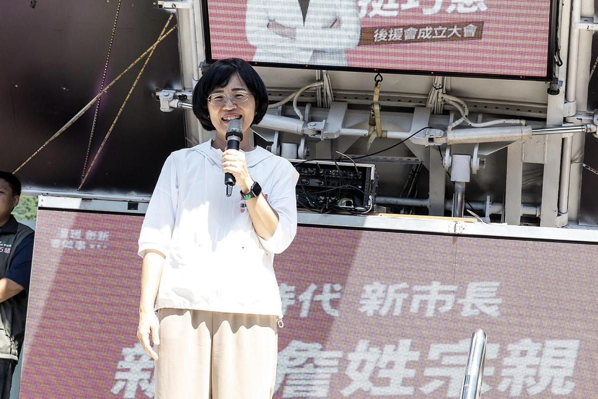 蘇巧慧在活動尾聲獻唱「粉紅超跑」，並表示詹家人的特質就是溫柔有韌性的「粉紅色」，而自己的媽媽是詹家女兒，爸爸則是「衝衝衝」，兩者結合就是現在的自己，「粉紅超跑又溫柔又會衝」。 圖：蘇巧慧競總提供