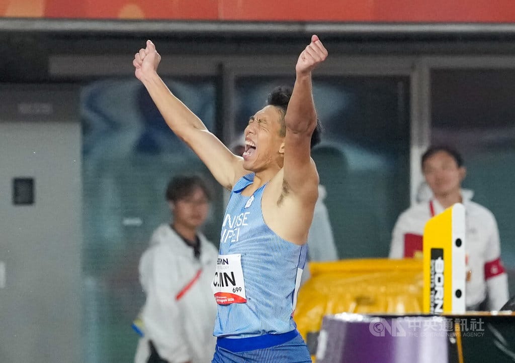 林仲威（前）在愛知名古屋亞運跑出個人最佳的48秒74，勇奪銅牌，賽後振臂吶喊慶祝。中央社記者鄭清元愛知攝　115年9月28日