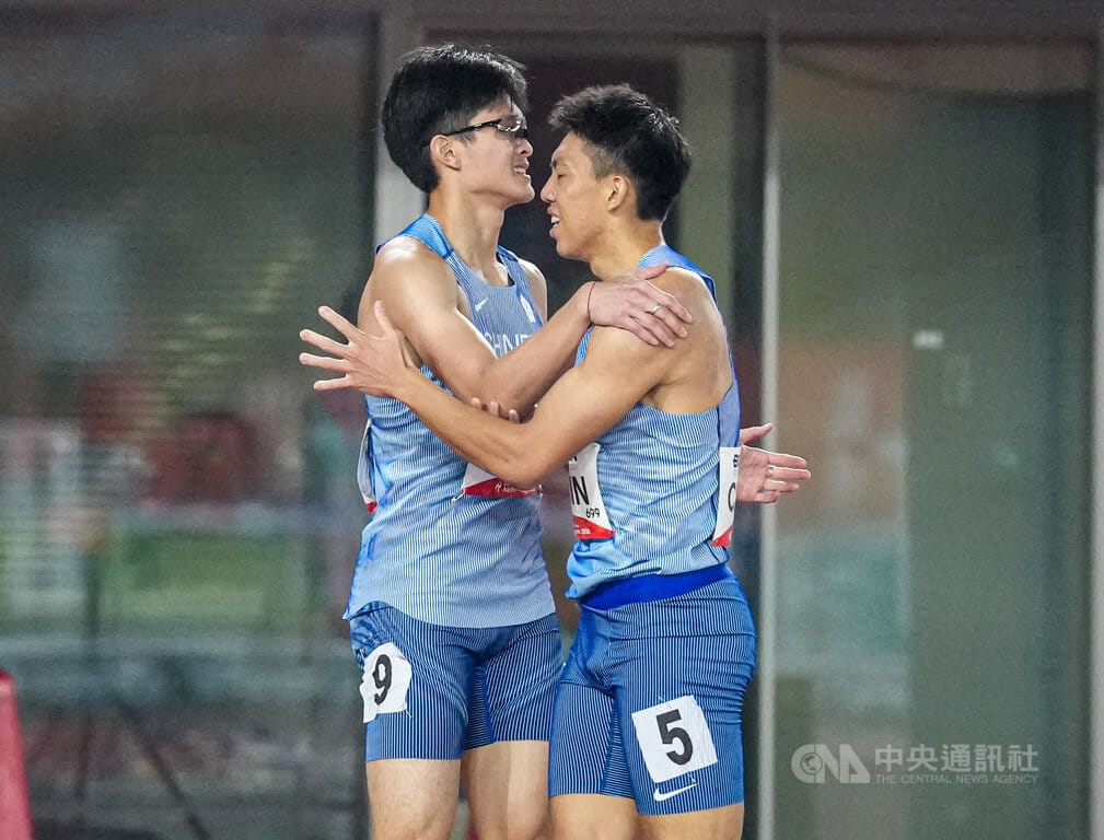 林仲威（右）以48秒74個人最佳成績摘下銅牌，賽後與跑出49秒25、名列第4的隊友陳建榮（左）相互致意。中央社記者鄭清元愛知攝　115年9月28日