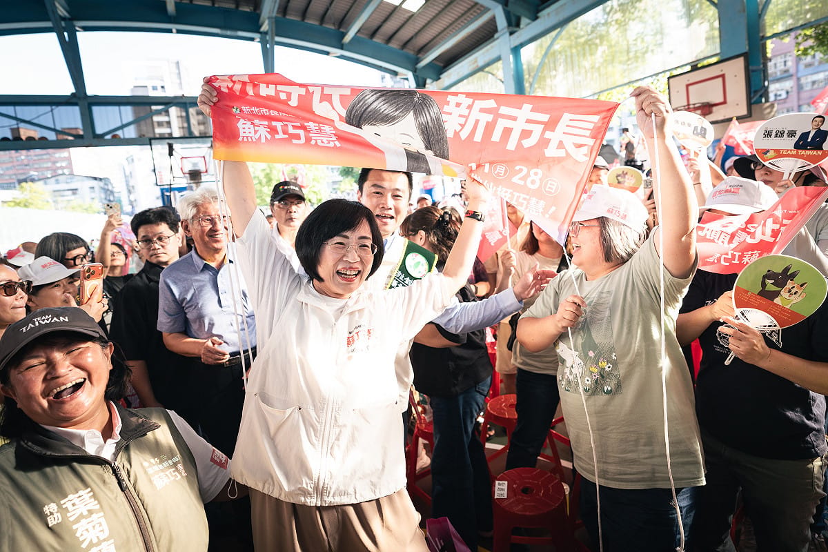 蘇巧慧與張錦豪一進場，就受到活動現場上百位支持者熱烈歡迎，民眾一邊手搖著旗幟一邊大喊「新時代新市長！」、「蘇巧慧、張錦豪凍蒜！」場面相當熱烈。 圖：蘇巧慧競總提供