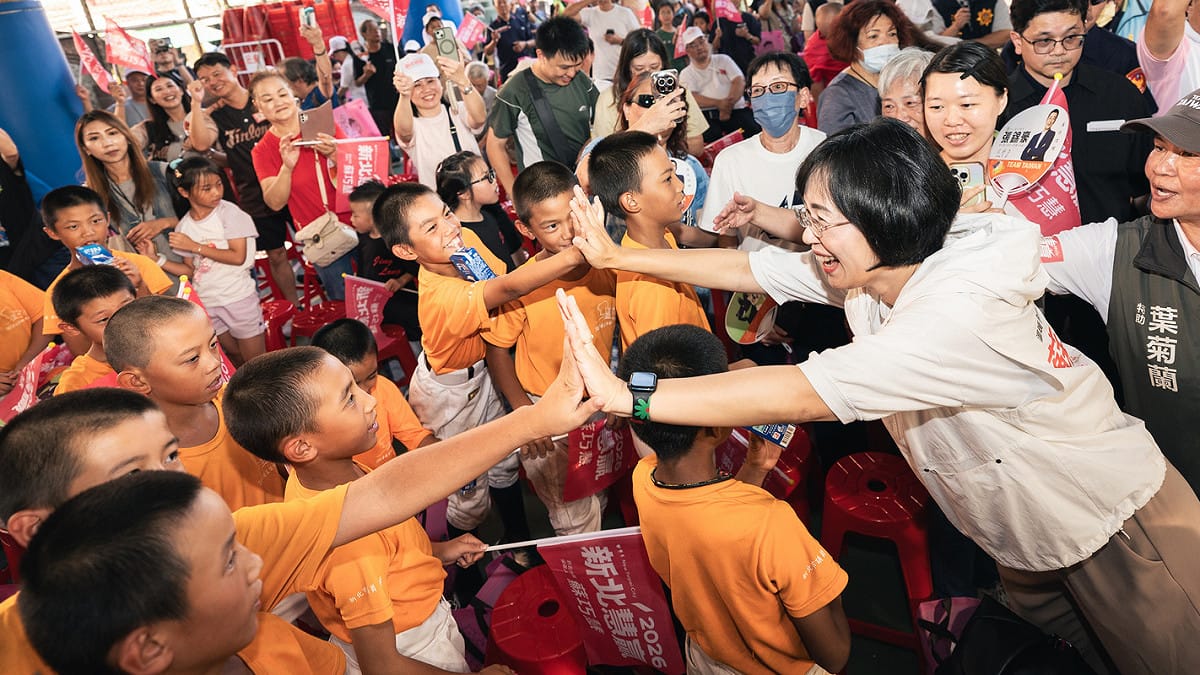 蘇巧慧和現場參與活動的小朋友擊掌。 圖：蘇巧慧競總提供