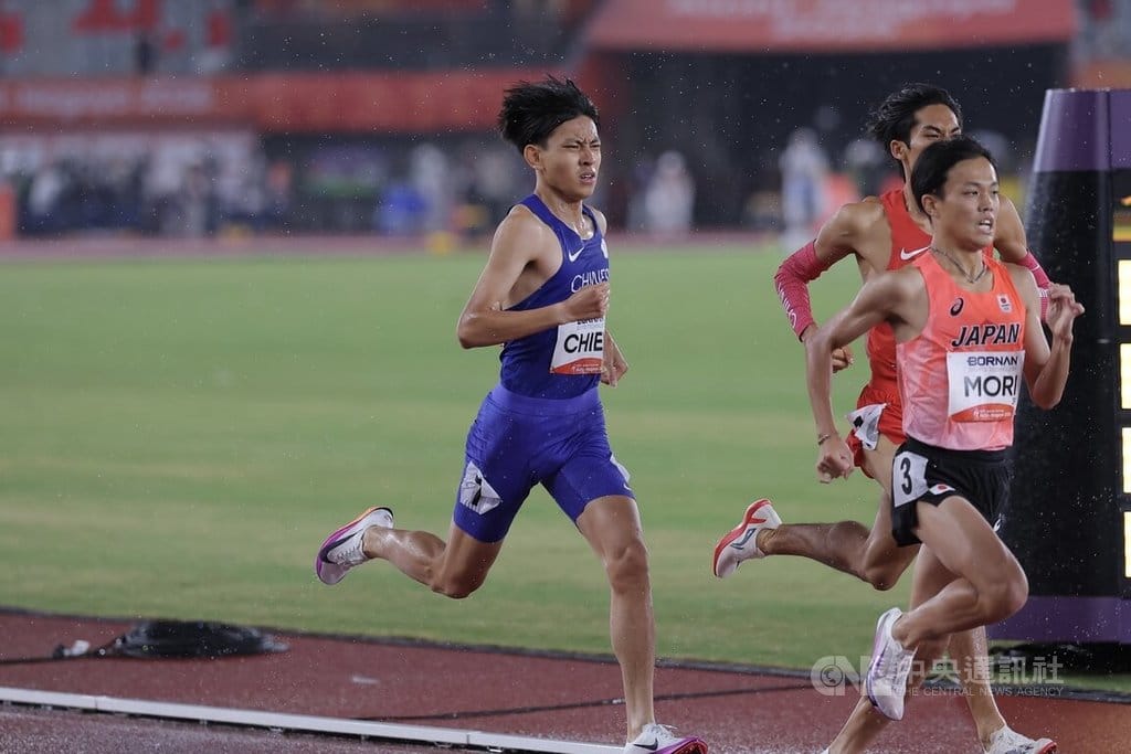 名古屋亞運田徑項目男子1500公尺決賽28日進行，台灣好手簡子傑（左）以3分39秒00破個人紀錄，排名第6。中央社記者翁睿坤愛知攝　115年9月28日