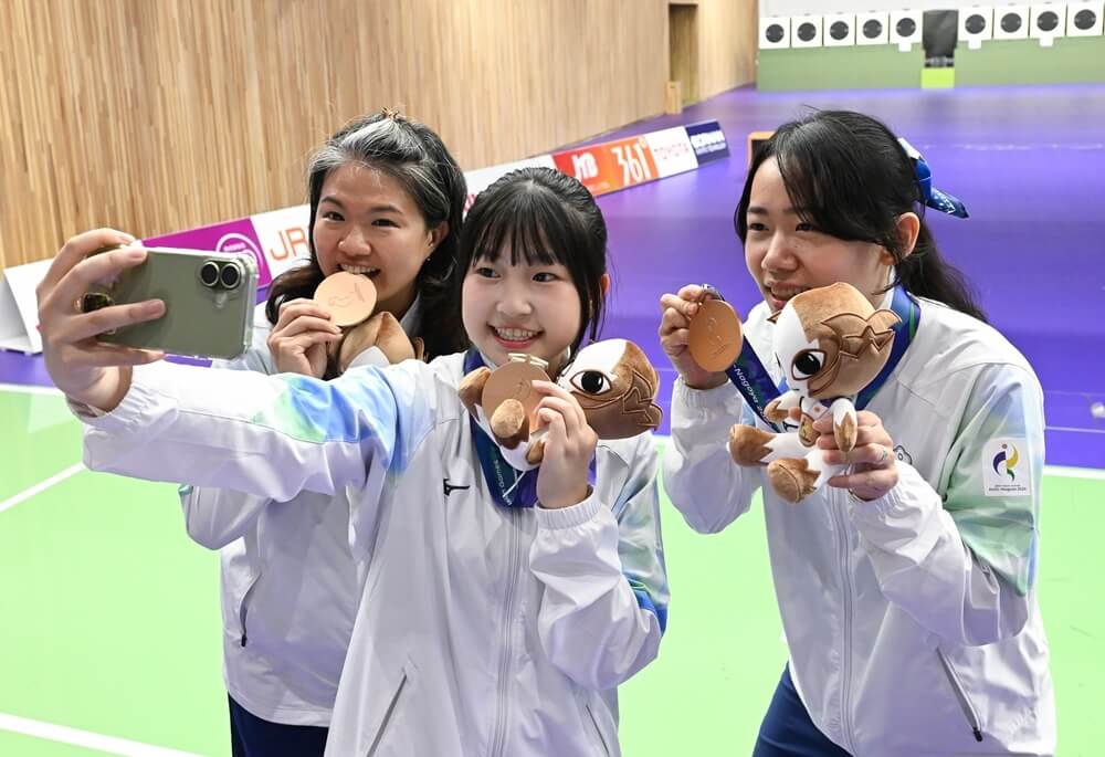 名古屋亞運射擊25公尺手槍台灣女團28日摘下銅牌，隊員開心自拍。（代表團提供）