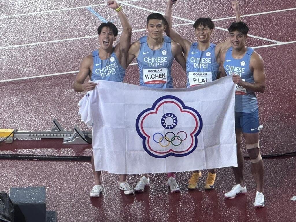 名古屋亞運台灣男子田徑好手楊俊瀚（左起）、陳玟溥、賴柏翔、黃左軍，28日在4x100公尺接力決賽合力拿下銀牌，開心持中華奧會會旗合影。（中華民國田徑協會提供）中央社記者黎建忠愛知傳真　115年9月28日